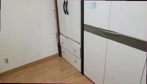 일산동구 누수탐지 벽면에 번진 물자국과 주변 상태를 확인하는 모습