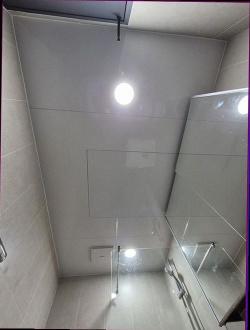 누수탐지 누수 원인 확인 후 주방 하부장과 벽면의 건조 상태를 점검하는 장면
