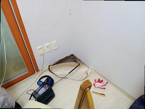 미추홀구 누수탐지 누수 발생 위치와 주변 마감 상태를 비교하는 현장 점검 모습