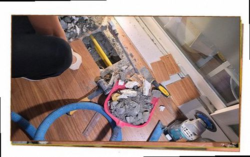 천안시 동남구 누수탐지 실내 벽면의 물자국과 배관 주변을 확인하는 현장 점검 모습