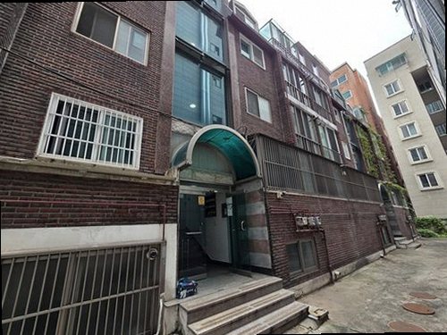 누수탐지 벽지 하단에 번진 물 얼룩이 있는 주방 벽면