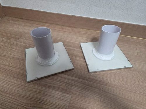 누수탐지 배관 점검 장비를 살피는 작업자의 모습