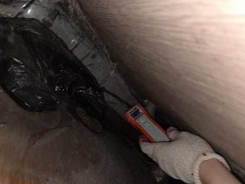 누수탐지 천장 얼룩의 범위와 배관 위치를 확인하는 점검 장면