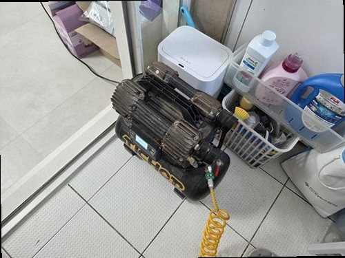 누수탐지 주방 천장 얼룩과 싱크대 상부장 습기 상태를 보여주는 점검 현장 사진