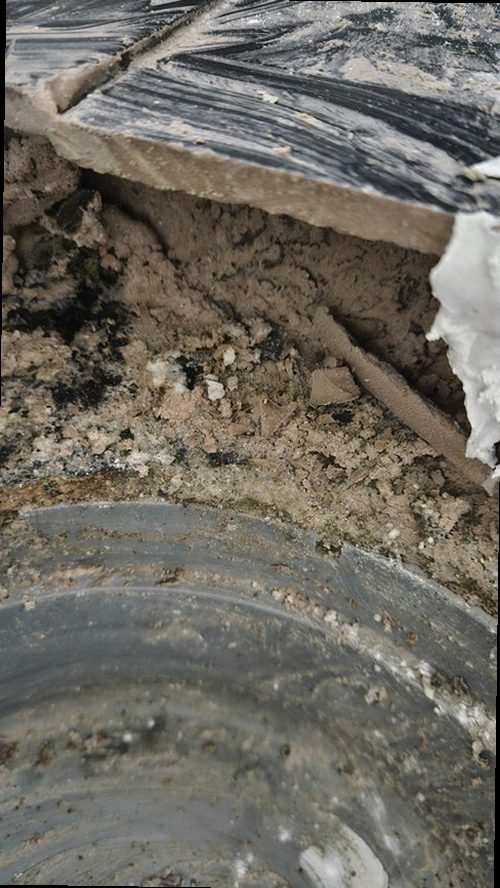 누수탐지 얼룩의 경계와 흐름 자국을 비교하는 벽면 사진