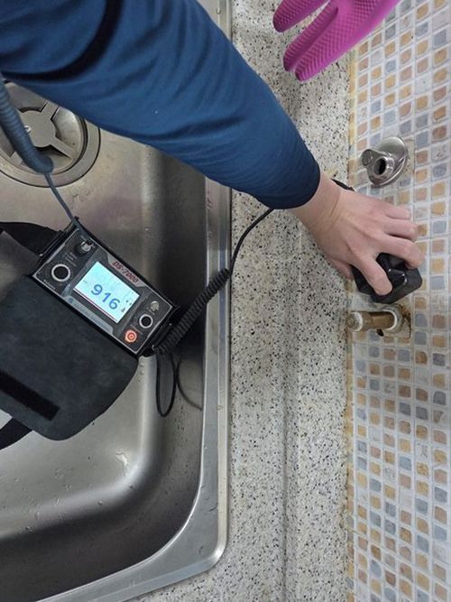 마포구 누수탐지 배관 주변의 수분 상태와 점검 결과를 대조하는 장면