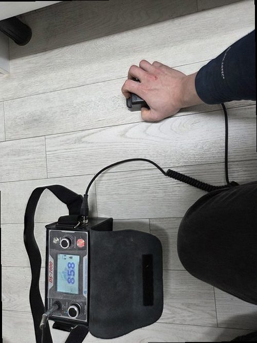 성북구 누수탐지 천장과 벽면에 나타난 누수 흔적을 확인하는 모습