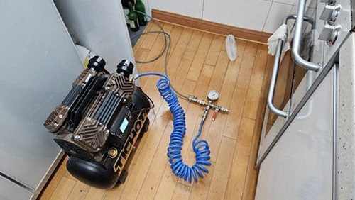 누수탐지 배관 누수 점검 장비를 이용해 벽면 아래 배관 위치를 확인하는 장면