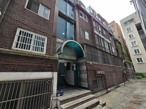 누수탐지 싱크대 하부장 배관 연결부 점검 장면