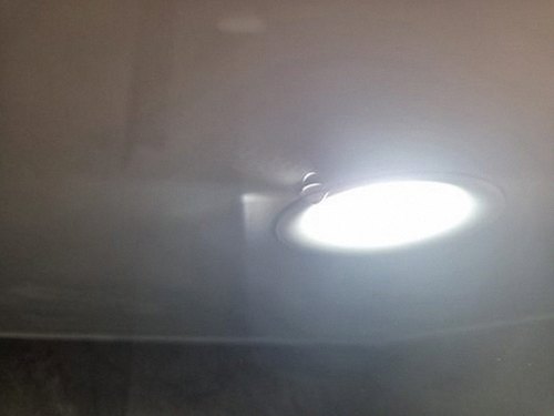 누수탐지 주방 천장 얼룩의 범위와 물방울 흔적을 확인하는 모습