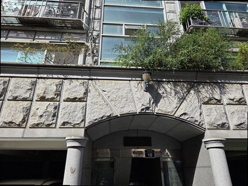 누수탐지 베란다 벽과 바닥의 누수 흔적 및 배수구 주변 점검 모습