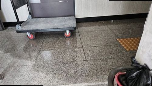 누수탐지 처치 전후 하부장과 벽면 상태 비교
