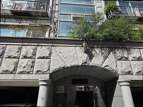 누수탐지 계단실 벽면 얼룩과 배관 점검 장면