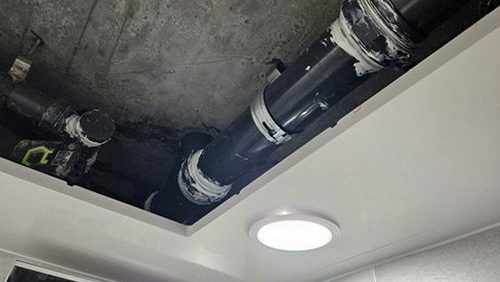 누수탐지 배관과 벽체의 수분 상태를 단계적으로 확인하는 점검 장면