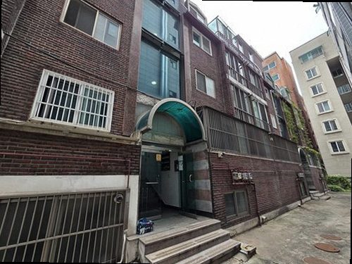 누수탐지 베란다 창틀과 바닥 가장자리의 물기 및 얼룩을 살피는 모습