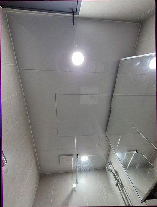 평택 누수탐지 싱크대 하부장 내부의 급수관과 배수호스를 점검하는 모습