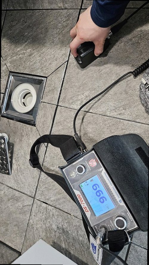 누수탐지 측정 기록표와 계량기를 함께 확인하는 점검 모습