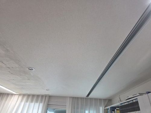 누수탐지 배관 이음부를 점검하며 보수 구간을 확인하는 작업 장면