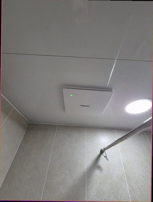 동탄구 누수탐지 욕실 벽면과 바닥의 습기 흔적을 확인하는 모습