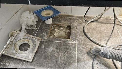 누수탐지 누수 발생 지점 주변의 물기와 벽면 상태를 확인하는 모습