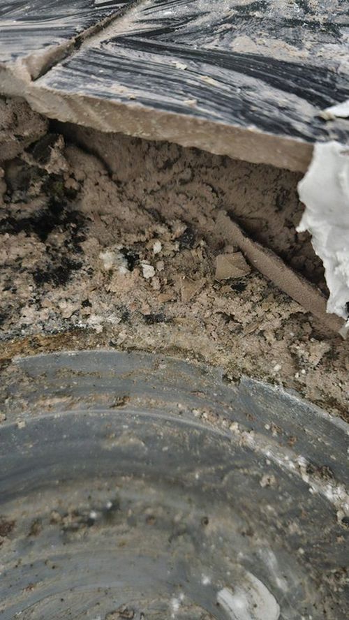 누수탐지 벽체와 배관 주변의 수분 상태를 점검하는 과정