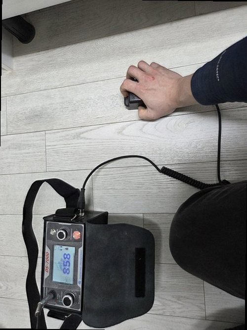 누수탐지 싱크대 하부와 벽면의 습기 및 마감재 변화를 살피는 모습