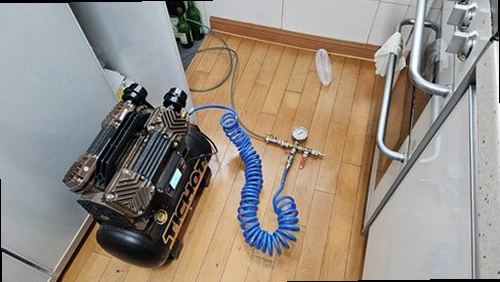 누수탐지 누수 흔적과 주변 배관 상태를 점검하는 과정