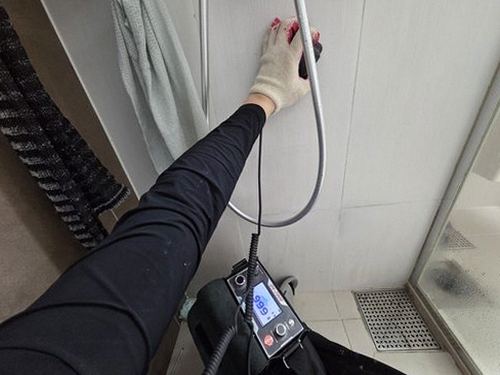 누수탐지 처치 후 천장 모서리가 말라 있는 모습