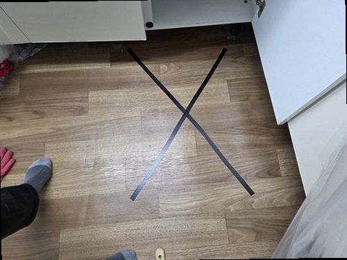 성북구 누수탐지 천장 얼룩과 주변 벽면 흔적을 확인하는 점검 장면