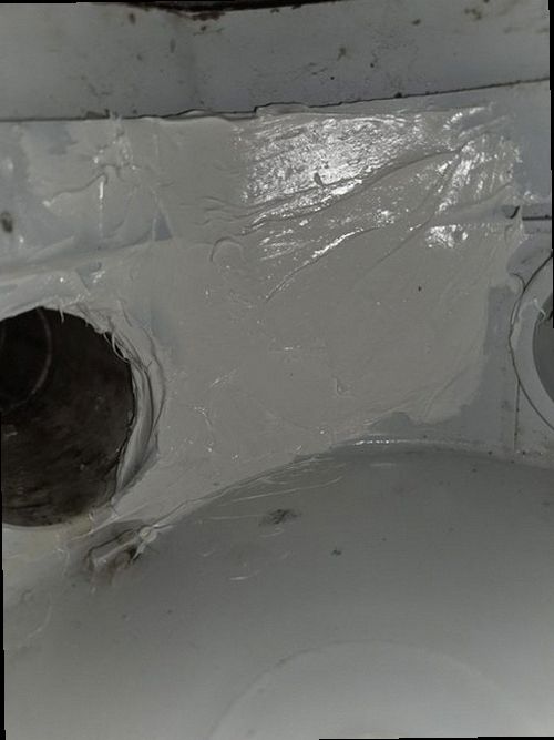 은평구 누수탐지 천장 얼룩의 범위와 주변 배관을 확인하는 점검 장면