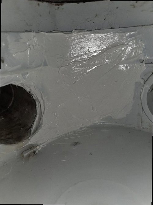 누수탐지 배관 검사 장비로 의심 구간을 확인하는 장면