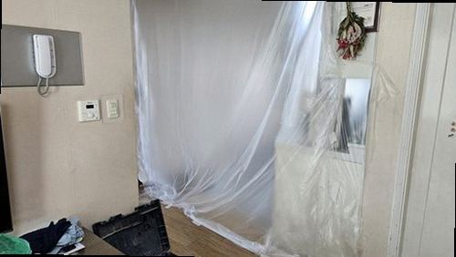 누수탐지 구축 아파트 욕실 배관 연결부와 바닥 방수층을 점검하는 모습