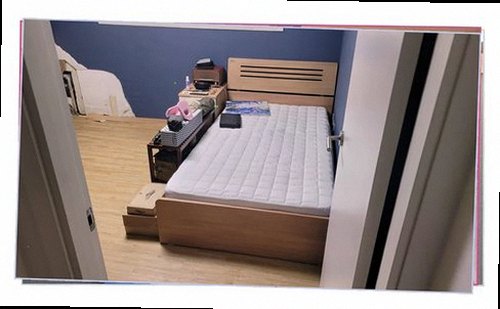 파주 누수탐지 싱크대 하부장 안쪽 배관과 물기 흔적을 확인하는 모습