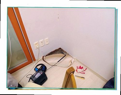 하남 누수탐지 보일러 주변 바닥의 물자국과 배관 연결부 점검 모습