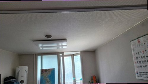 동두천 누수탐지 천장에 번진 누수 흔적과 벽지 변색을 확인하는 모습