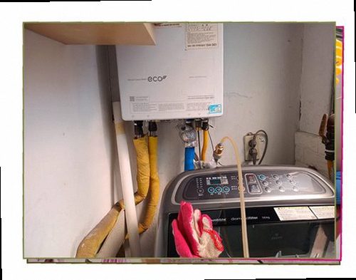 덕양구 누수탐지 벽면에 번진 얼룩과 주변 상태를 확인하는 현장 모습