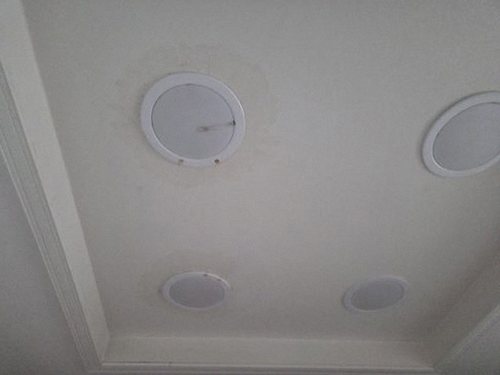 누수탐지 습도와 열 분포를 확인하며 누수 의심 지점을 살피는 과정