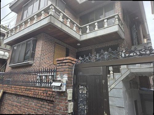 원미구 누수탐지 천장과 벽면의 물 얼룩 위치를 비교해 원인을 추정하는 점검 장면