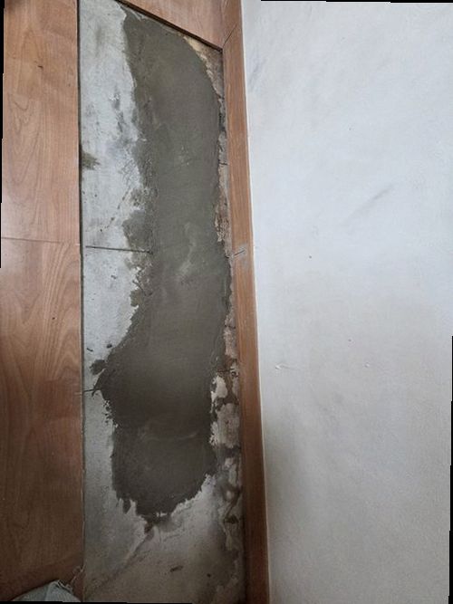 수정구 누수탐지 벽면에 번진 얼룩과 주변 상태를 살피는 현장