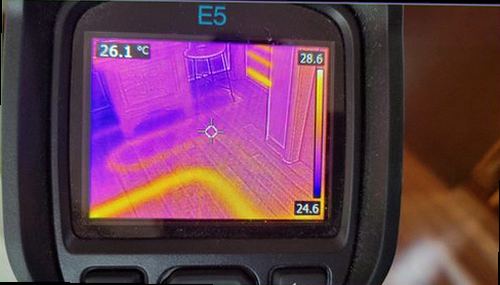 장안구 누수탐지 수분 측정 위치와 외벽 접합부를 확인하는 점검 장면