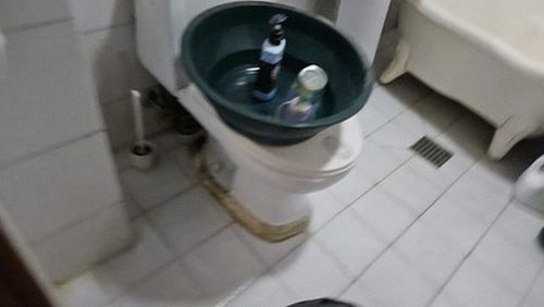 누수탐지 점검 기록과 작업 전후 상태를 비교하는 모습