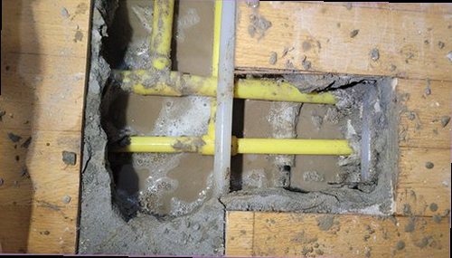 누수탐지 배관 주변과 벽면 수분 상태를 비교하는 현장 점검 모습