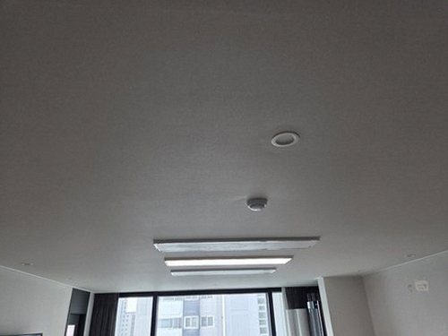 누수탐지 거실 벽면 젖음 흔적과 점검 장비 사용 장면