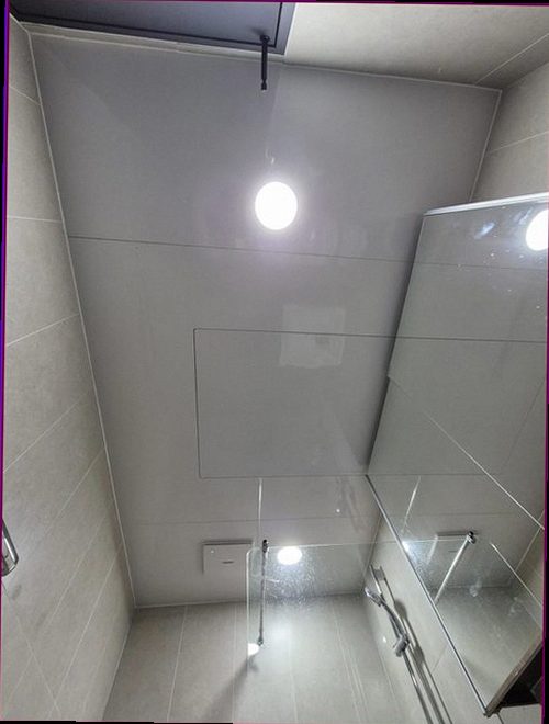 누수탐지 보수 후 건조 상태와 주변 마감 상태를 확인하는 모습