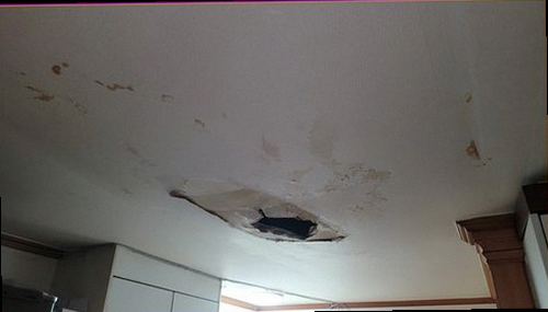 누수탐지 배관 압력과 습도 변화를 확인하는 점검 과정