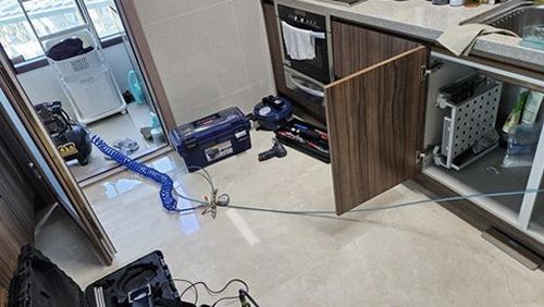 누수탐지 점검 기록표와 습도 측정 결과를 비교하며 검토하는 모습