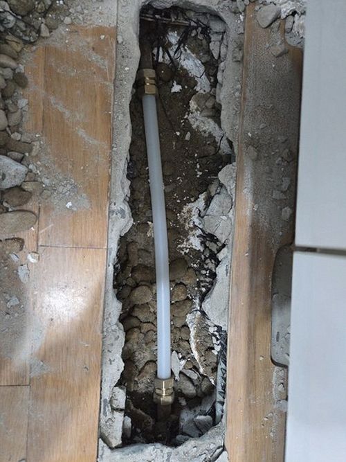 누수탐지 배관과 벽면의 습윤 상태를 단계적으로 살펴보는 모습