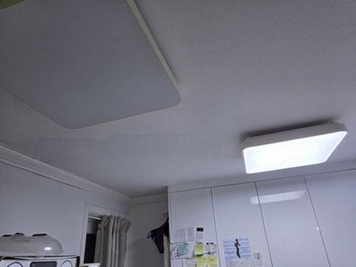 누수탐지 벽지 모서리에 맺힌 물방울 흔적을 살피는 점검 장면