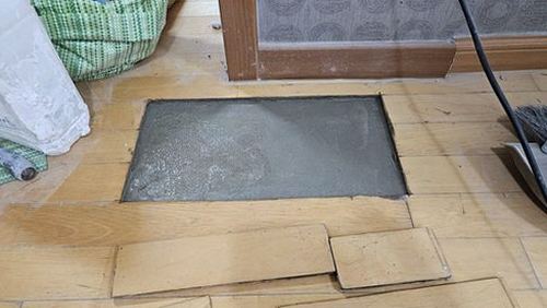 누수탐지 측정 장비로 벽체 내부 수분 분포를 점검하는 장면