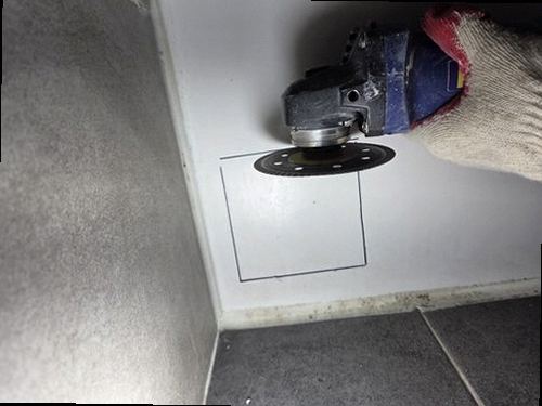 누수탐지 주방 싱크대 하부 배관 누수 점검 장면